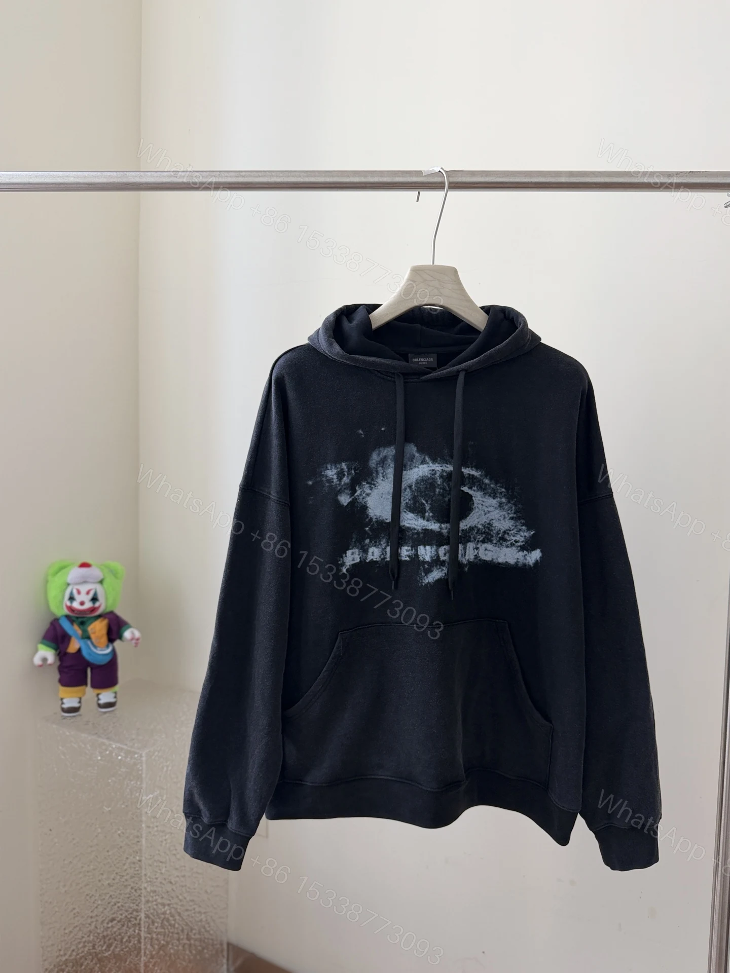 Balenciaga一比一男士帽T 奶油刷白印花寬鬆版 潮感街頭風格 — view 1
