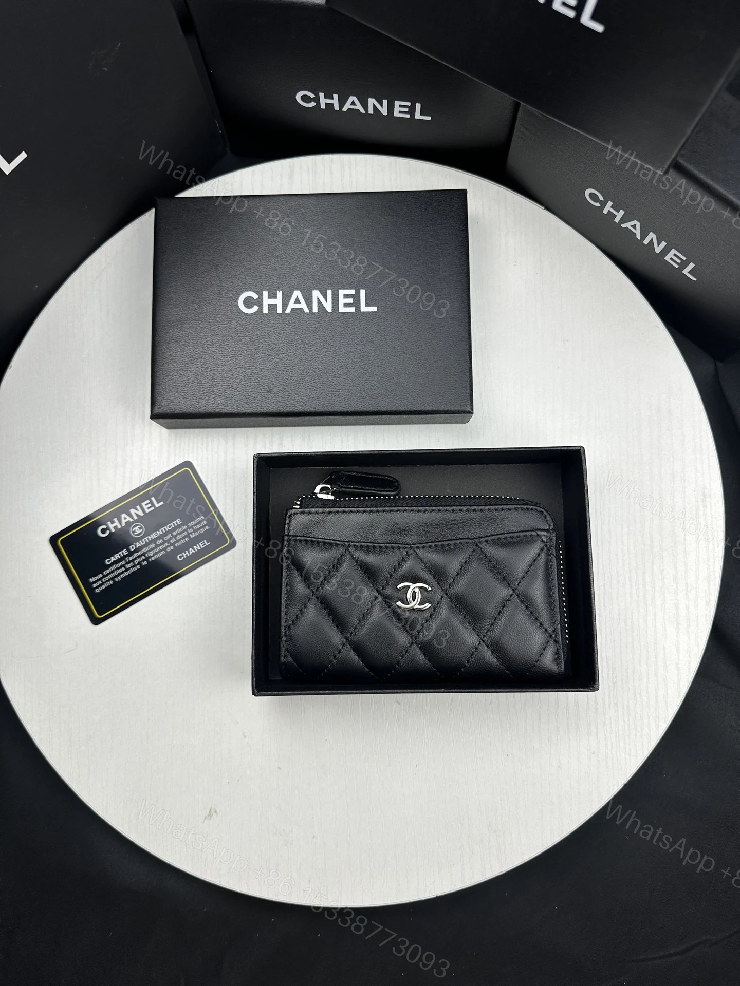 CHANEL 精品仿製黑色卡夾 簡約菱格紋 銀色Logo 拉鍊設計 — view 1