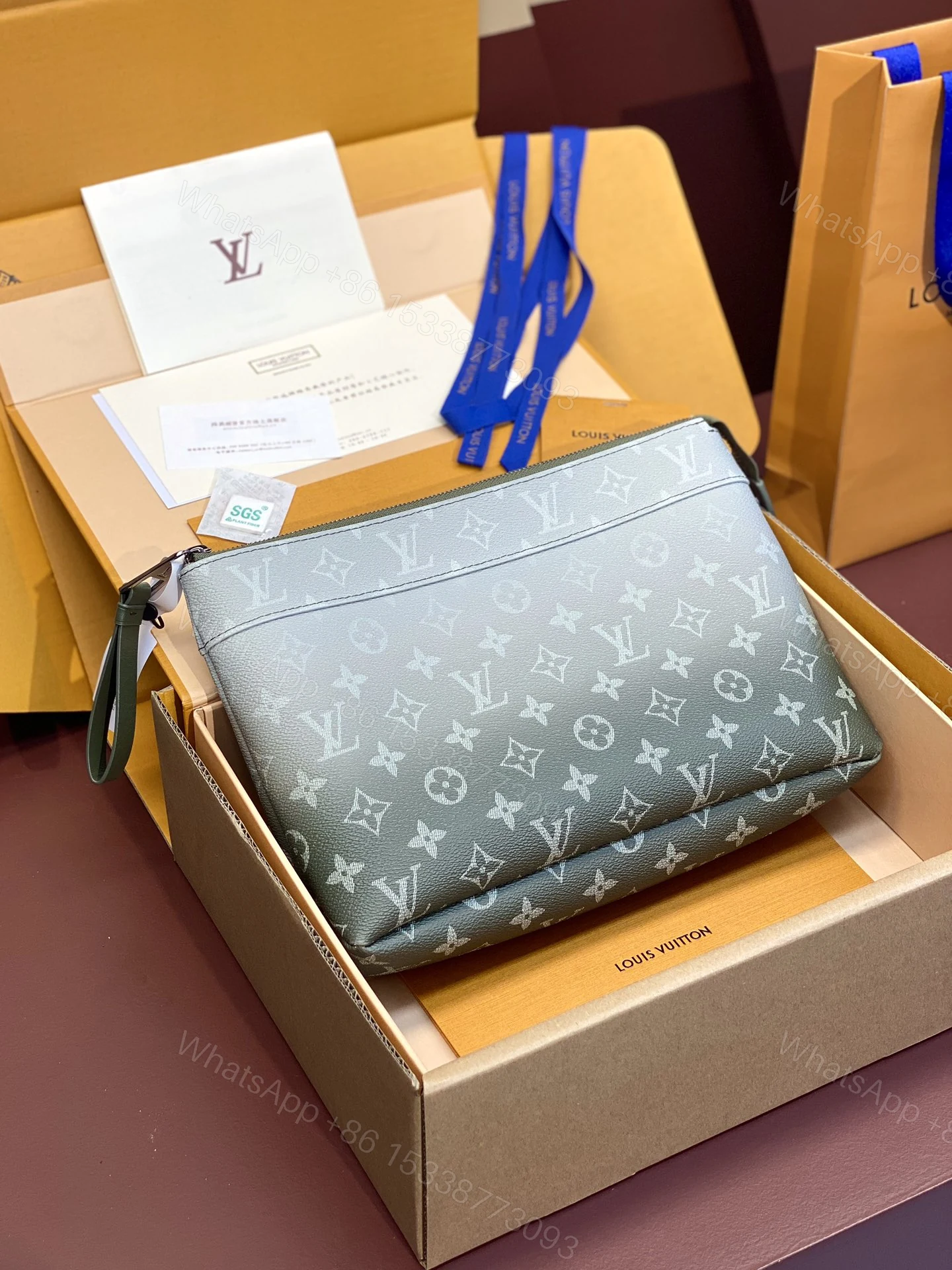 LVA貨灰綠Monogram手拿包柔和配色百搭氣質 — view 1