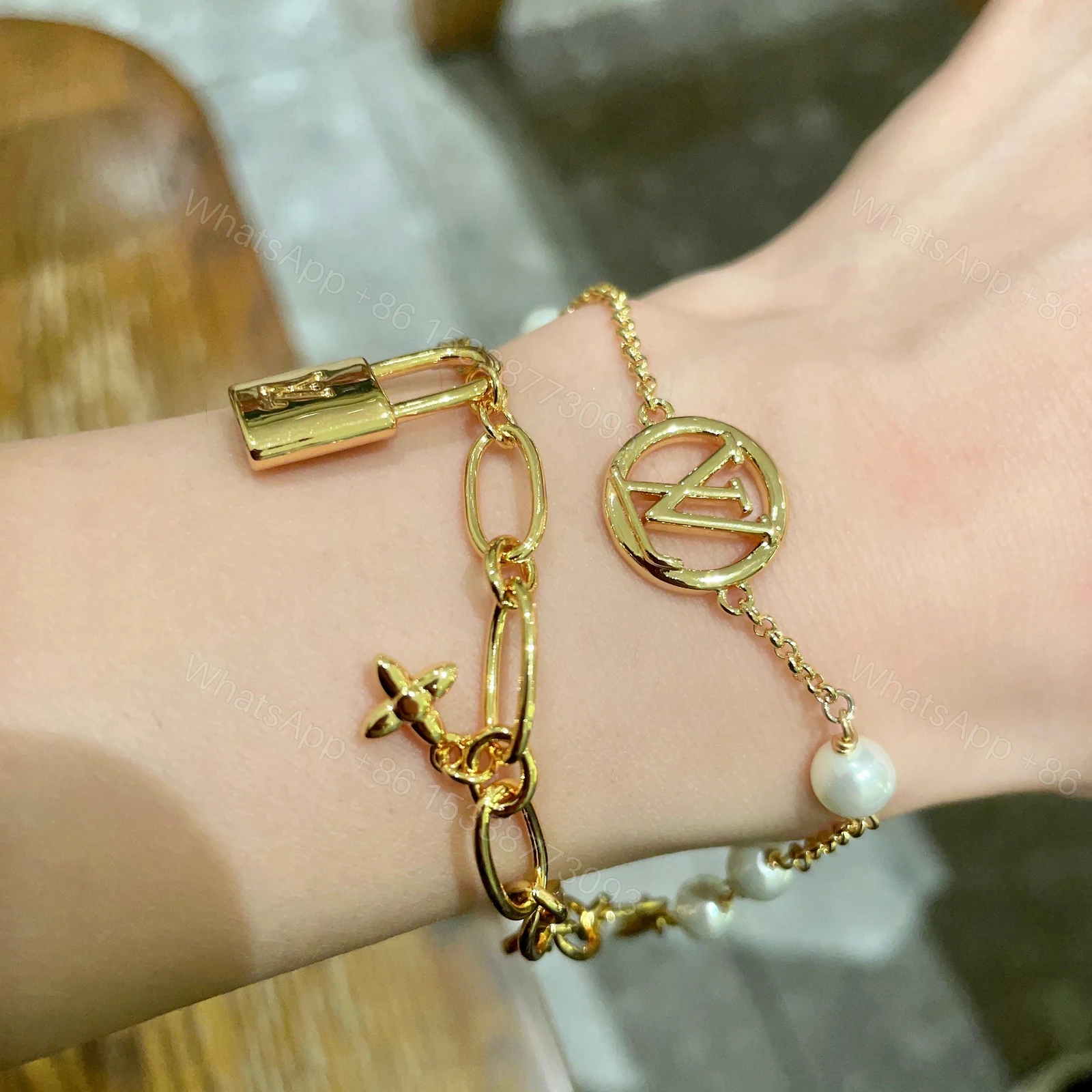 LV 高仿女士金色鎖扣珍珠手鏈套組 雙層設計 優雅時尚 — view 1
