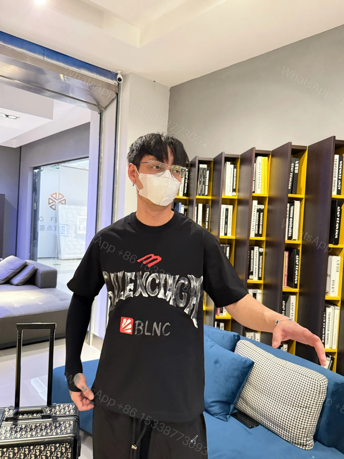 Balenciaga 一比一T恤 男款黑色塗鴉字母印花寬鬆短袖 — view 1