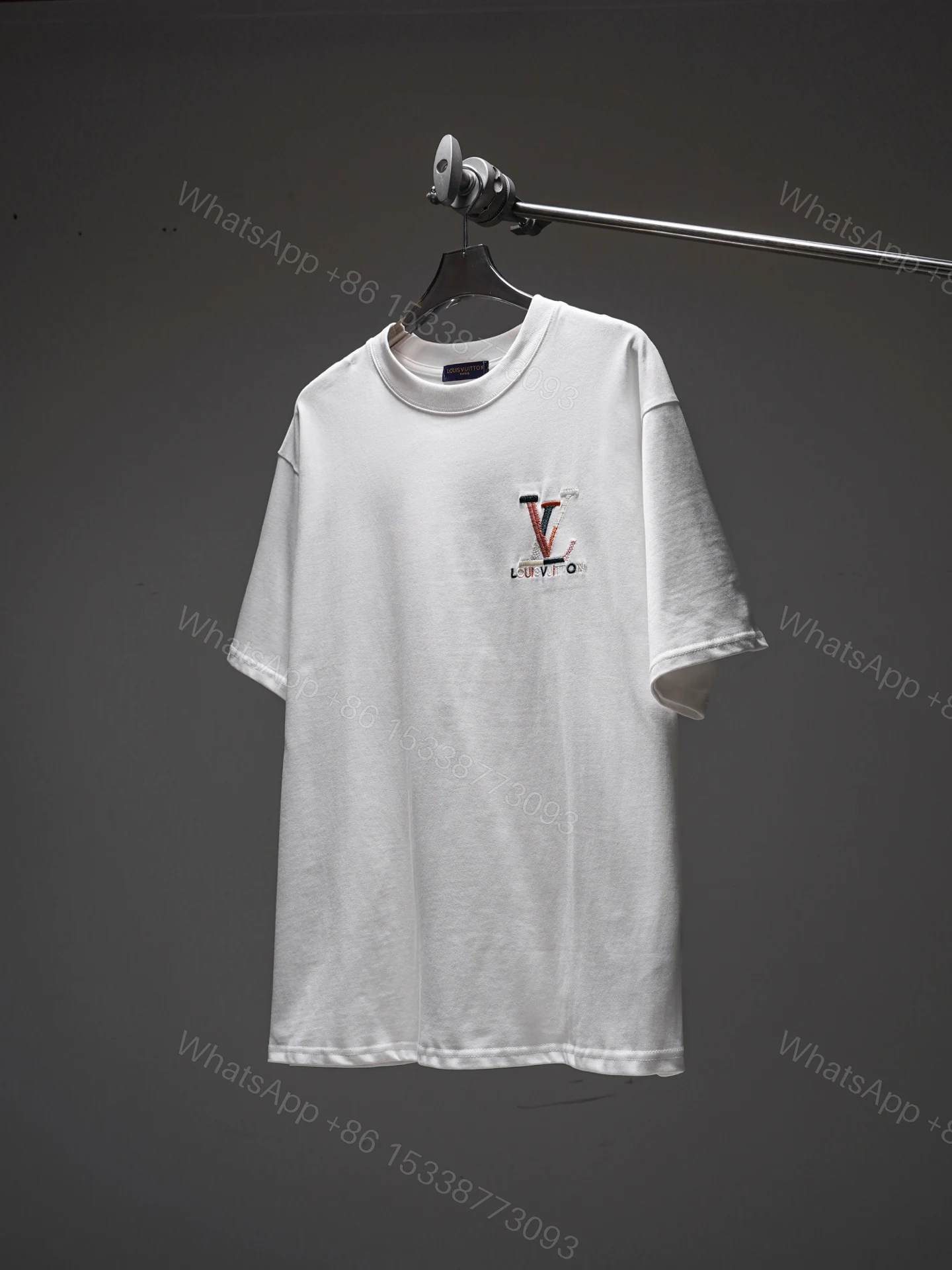 LV 高仿男款刺繡LOGO短袖T恤 白色簡約百搭款 — view 1