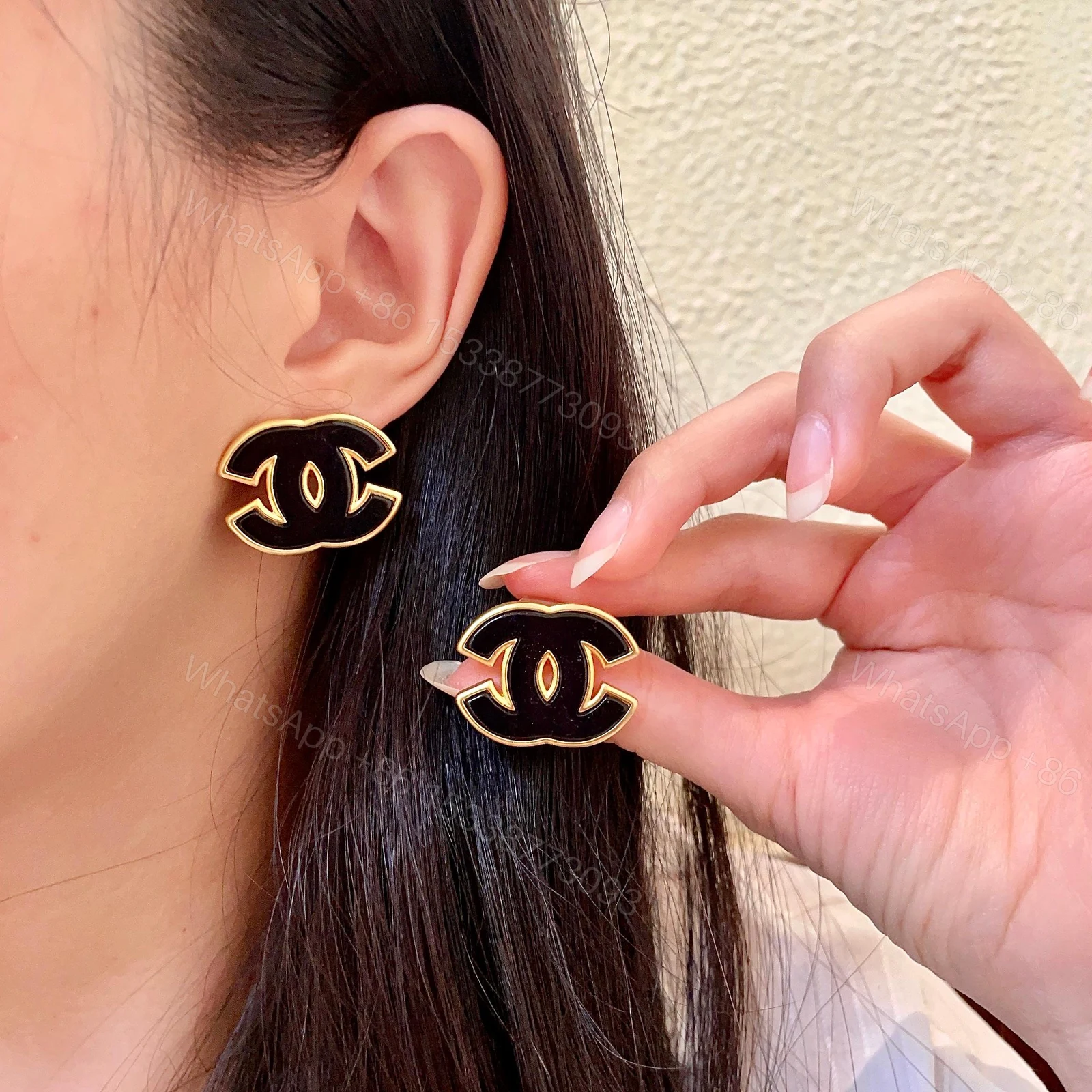 Chanel 一比一黑金雙C耳環 奢華亮面琺瑯 高質感時尚點綴 — view 1