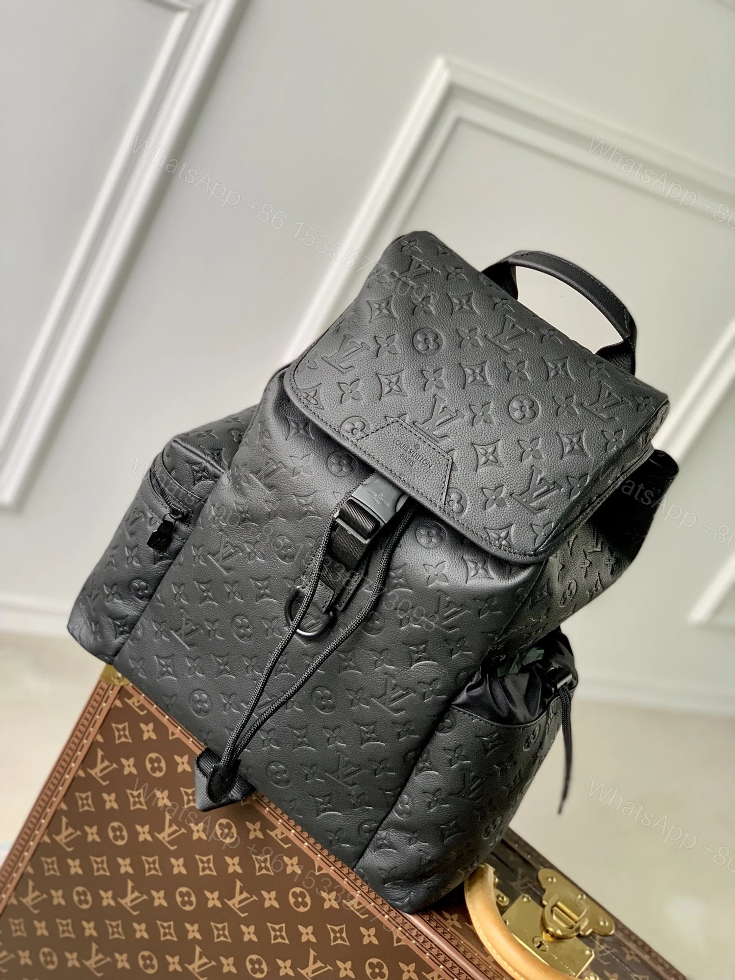 LV 精品仿製M43680黑壓紋大容量後背包街頭風款 — view 1