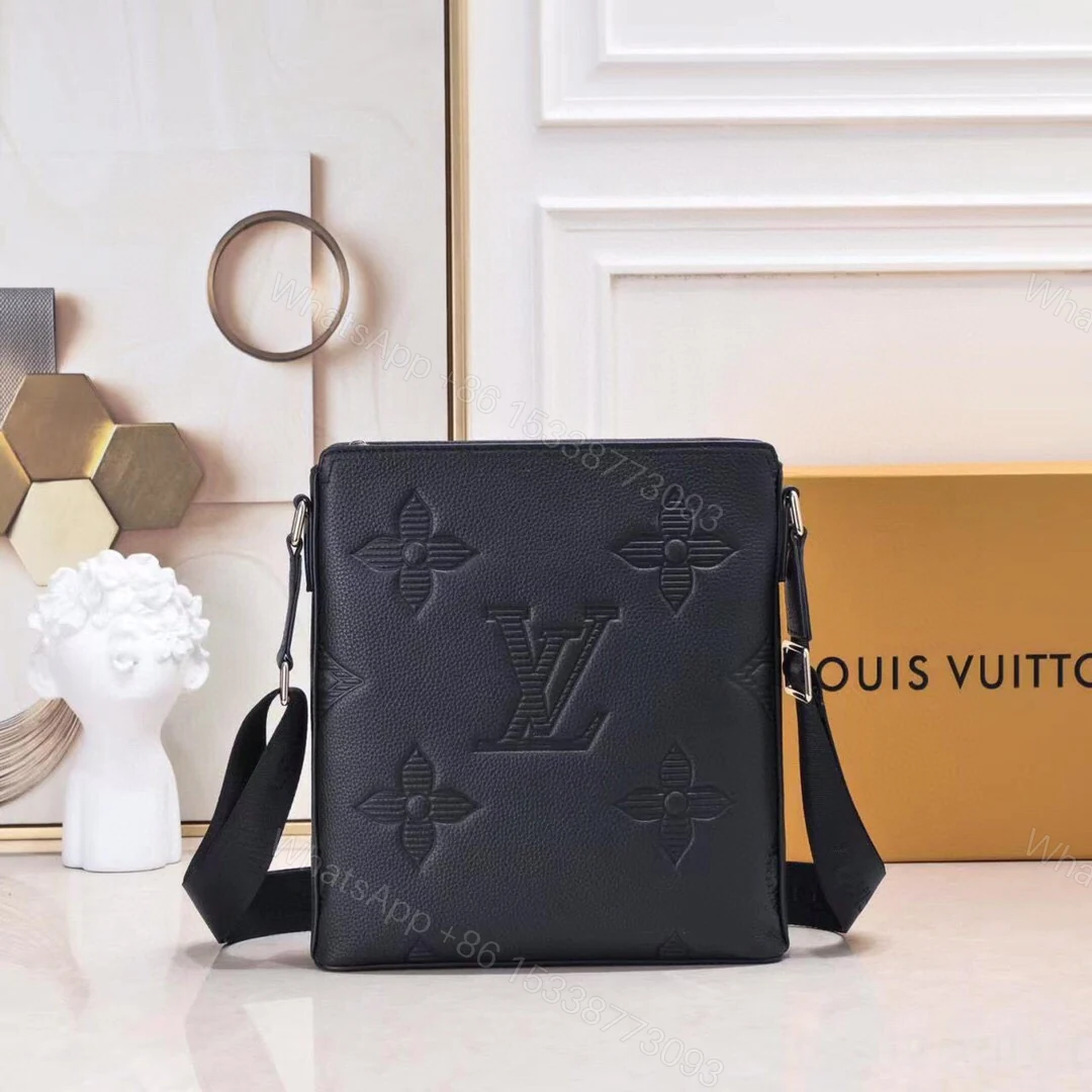 LV 高仿 Monogram 壓紋斜挎包 黑色百搭 男士專用 — view 1