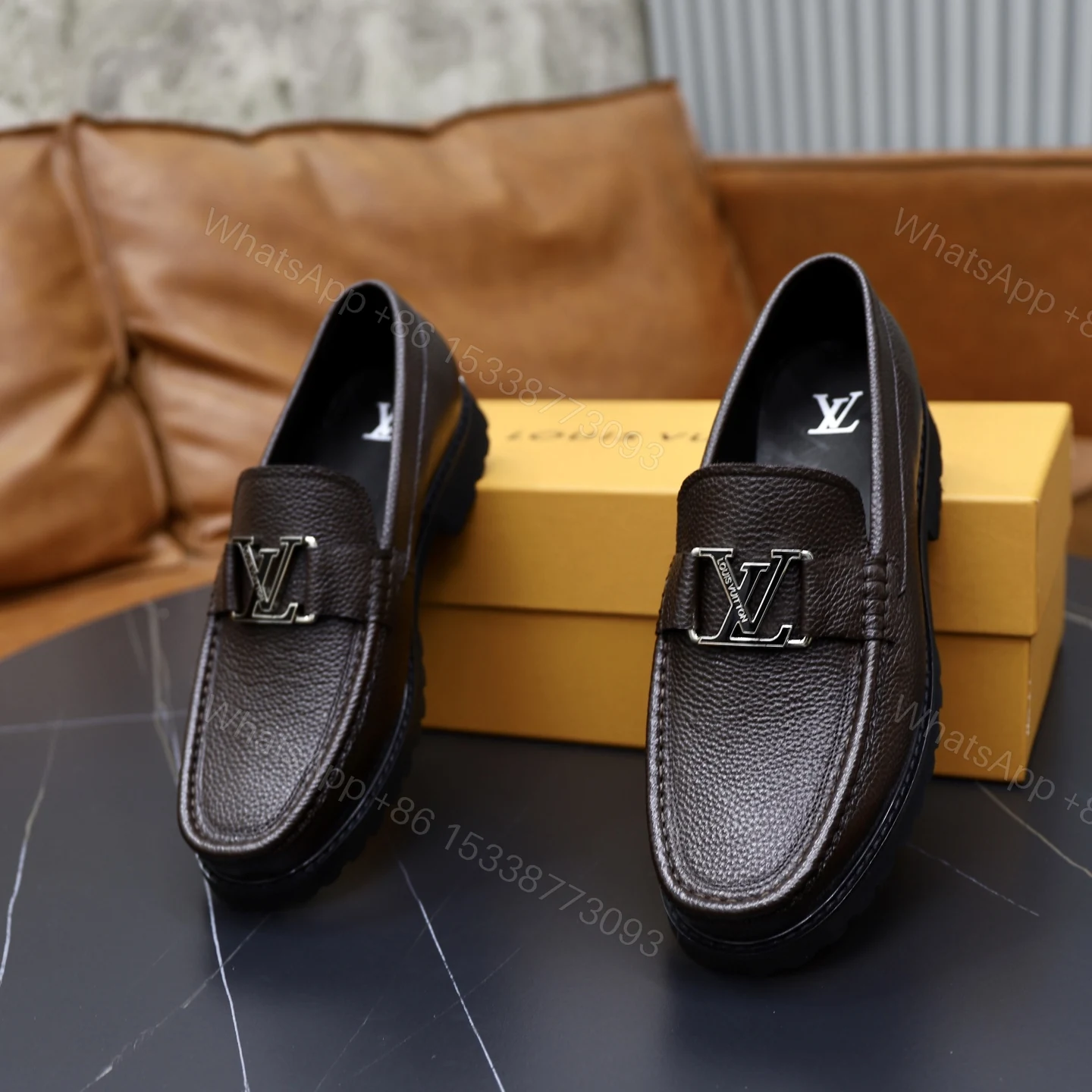 LV A貨咖啡色樂福鞋大Logo飾釦男鞋通勤百搭款式 — view 1