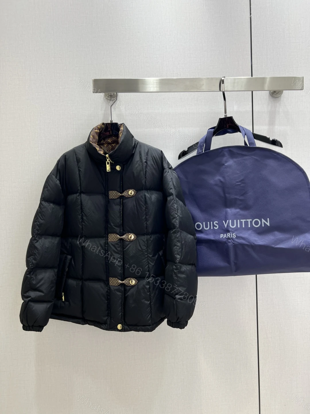 LV 原單黑色羽絨外套 經典Monogram內裡與皮扣細節 冬季奢華設計 — view 1