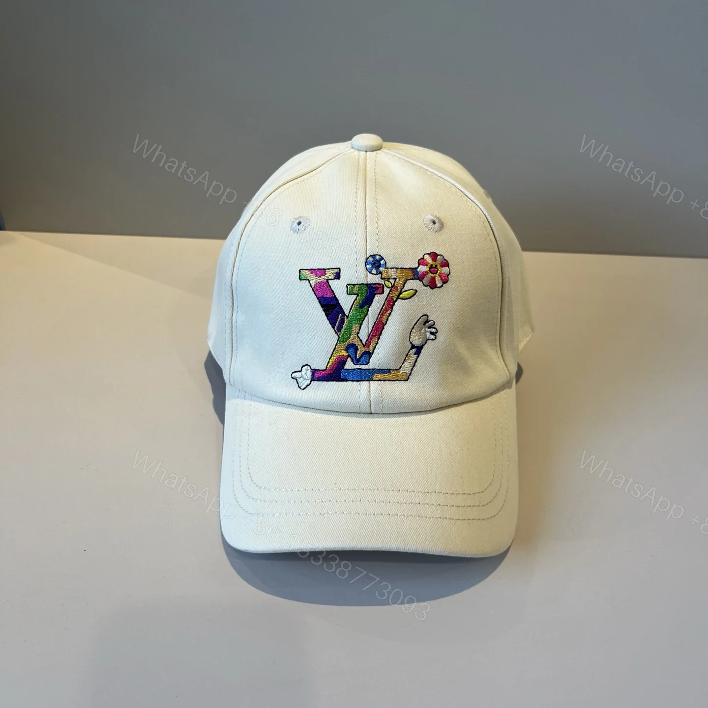 LV 高仿彩色花臂LOGO棒球帽 白底潮流款 夏季百搭風格設計 — view 1
