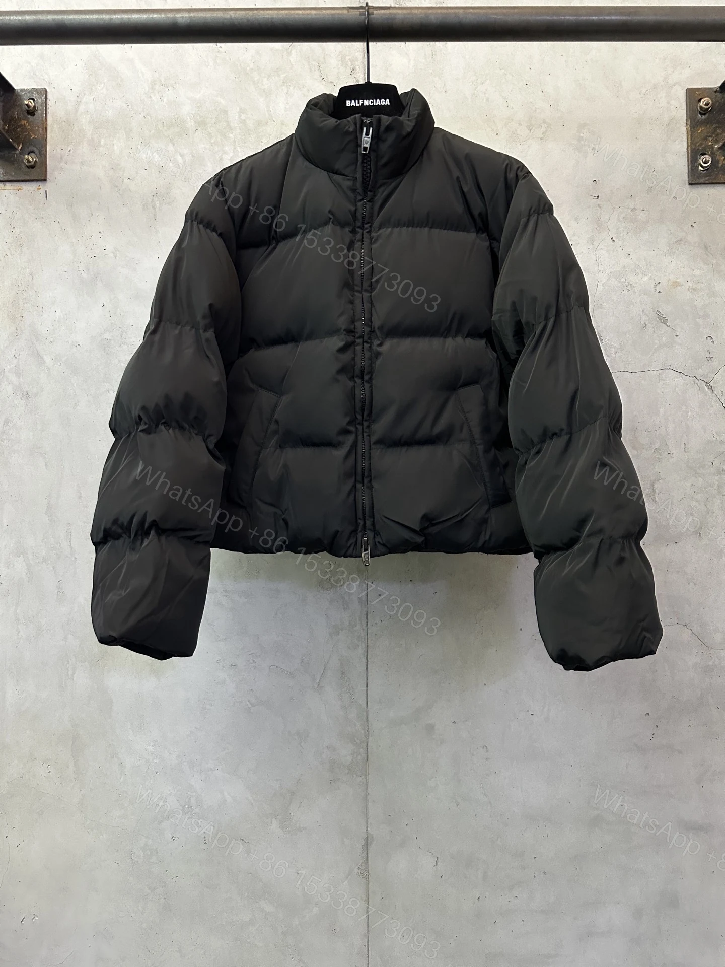 Balenciaga高仿男士羽絨外套 經典黑色冬季必備款 — view 1