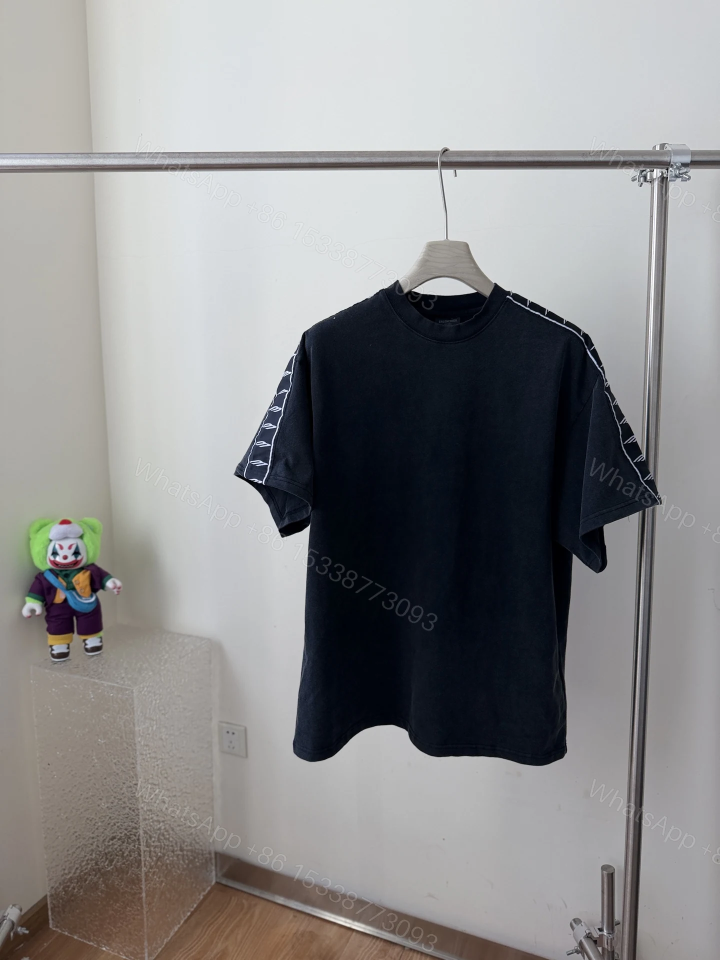 Balenciaga一比一黑色男士短袖T恤條紋袖設計運動簡約款 — view 1