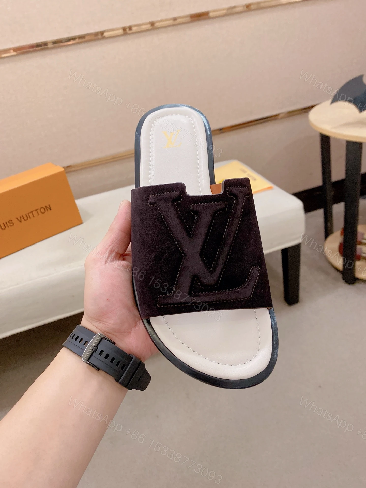 LV 一比一 男款絨面LOGO拖鞋 棕色質感設計舒適百搭休閒款 — view 1