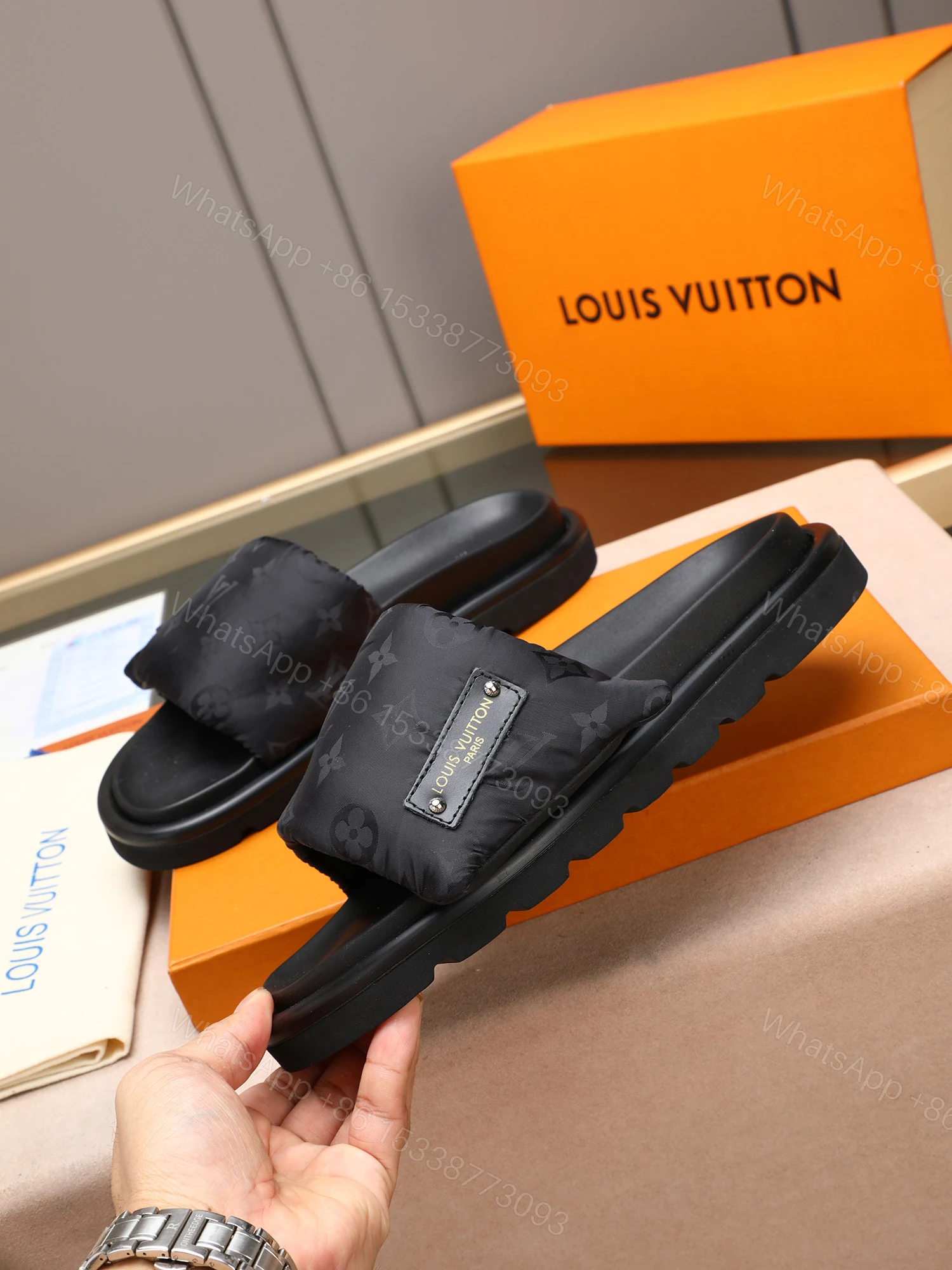 LV 高仿 男款 Monogram黑底壓紋拖鞋 低調設計 輕奢百搭款 — view 1