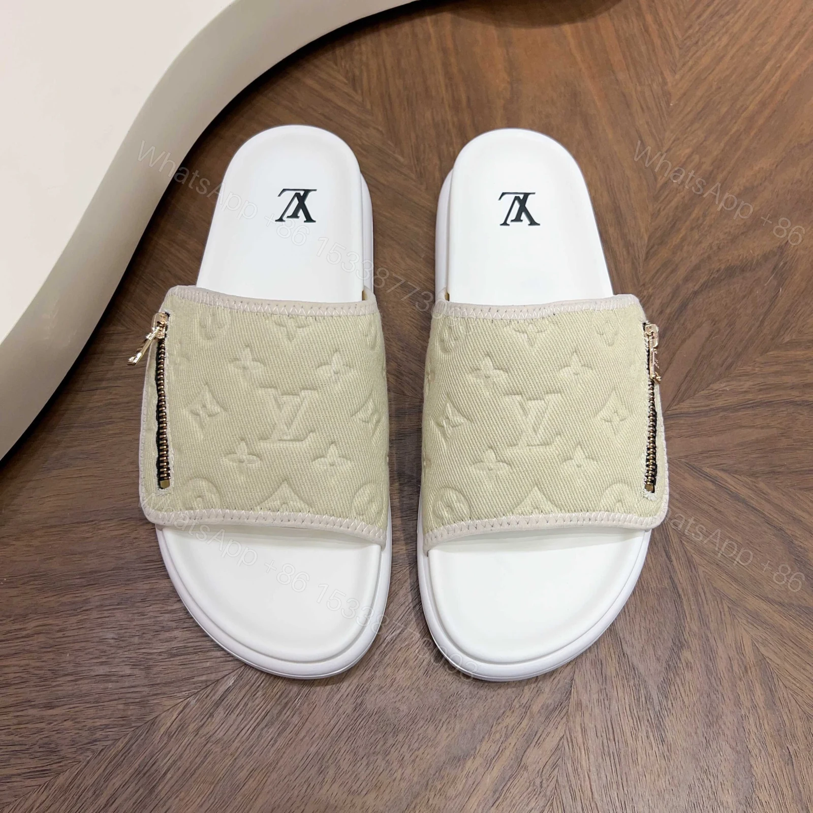 LV 高仿 女款 Monogram壓紋拉鍊拖鞋 米白休閒款 — view 1