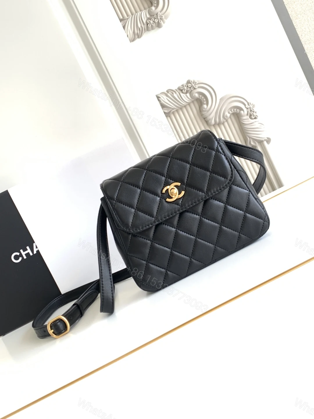 CHANEL 高仿 經典菱格紋小方包 黑色小牛皮 金扣設計 — view 1