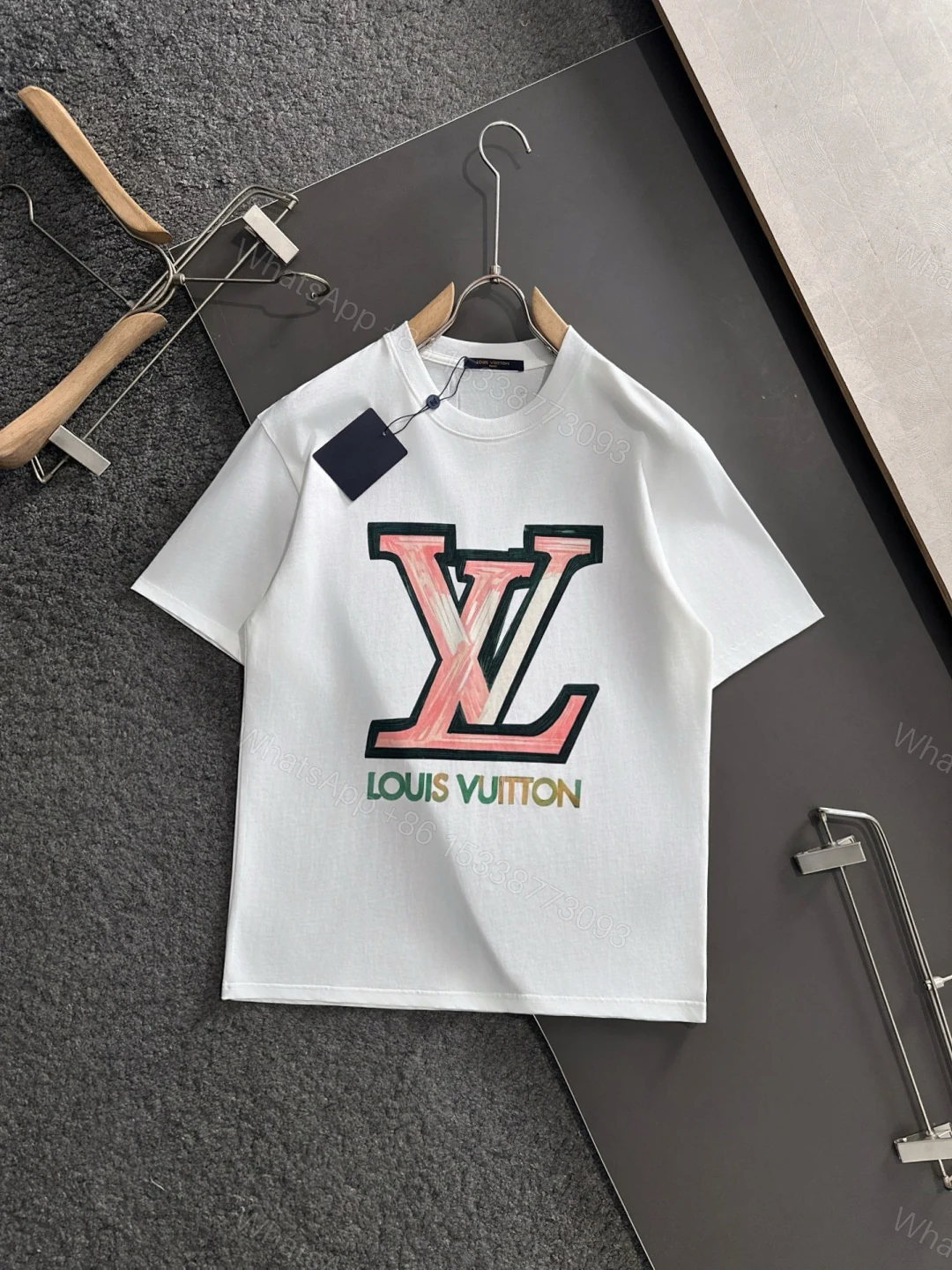 LV一比一白色短袖T 彩色手繪風大LOGO 夏日輕盈潮流款 — view 1
