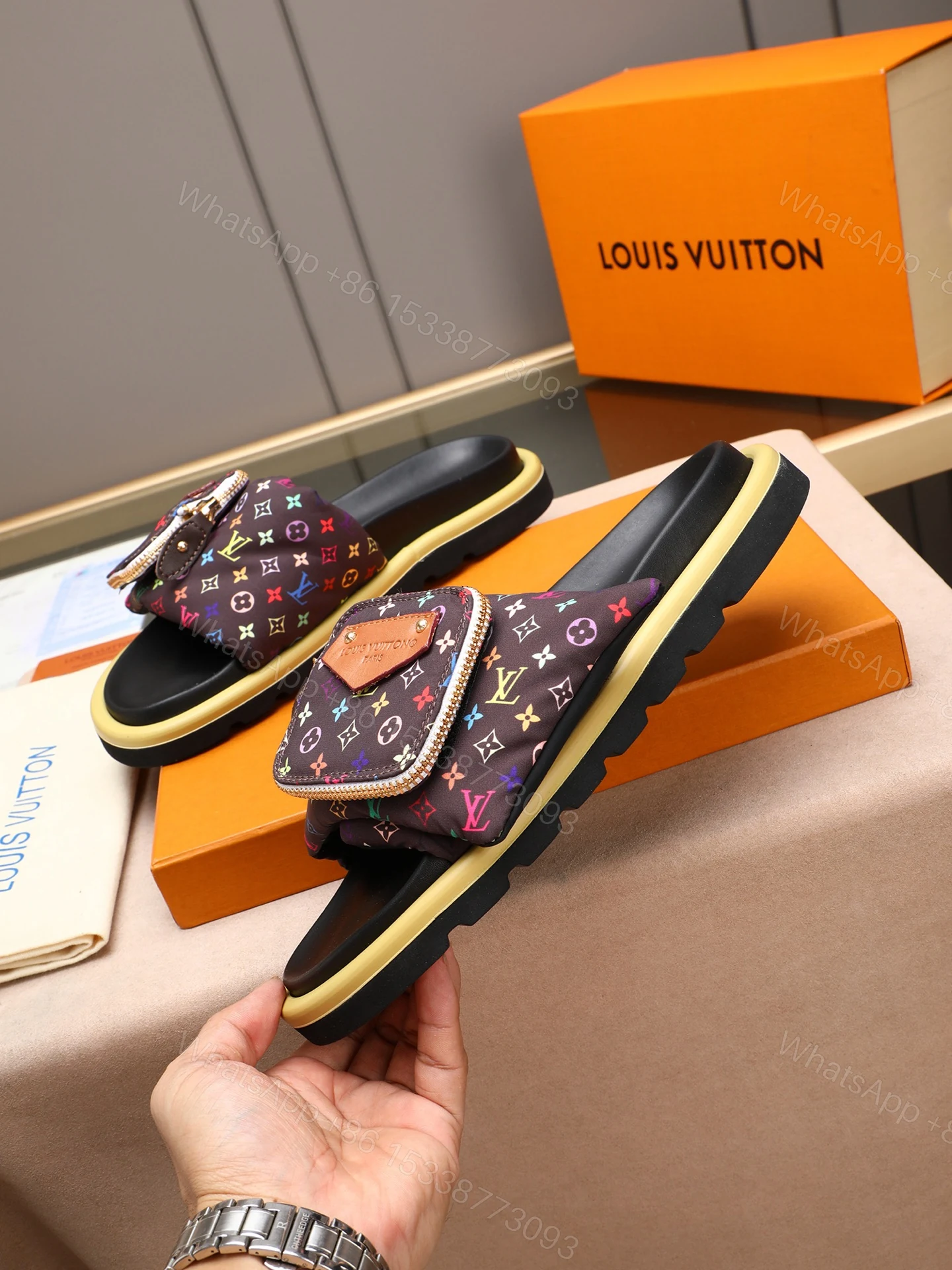 LV A貨 男款 Monogram彩印口袋拖鞋 黑色拼彩設計 潮流街頭風 — view 1