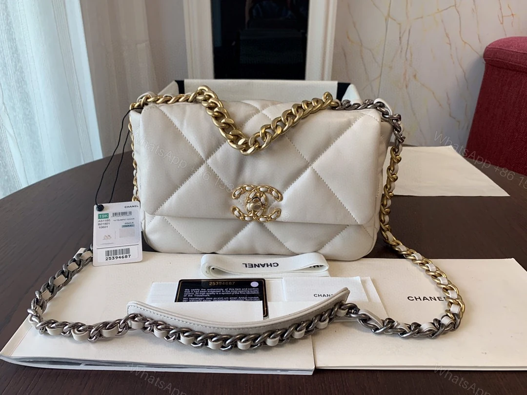 CHANEL 一比一複刻 19系列 白色小牛皮混金屬鏈條包 百搭氣質肩背包 — view 1