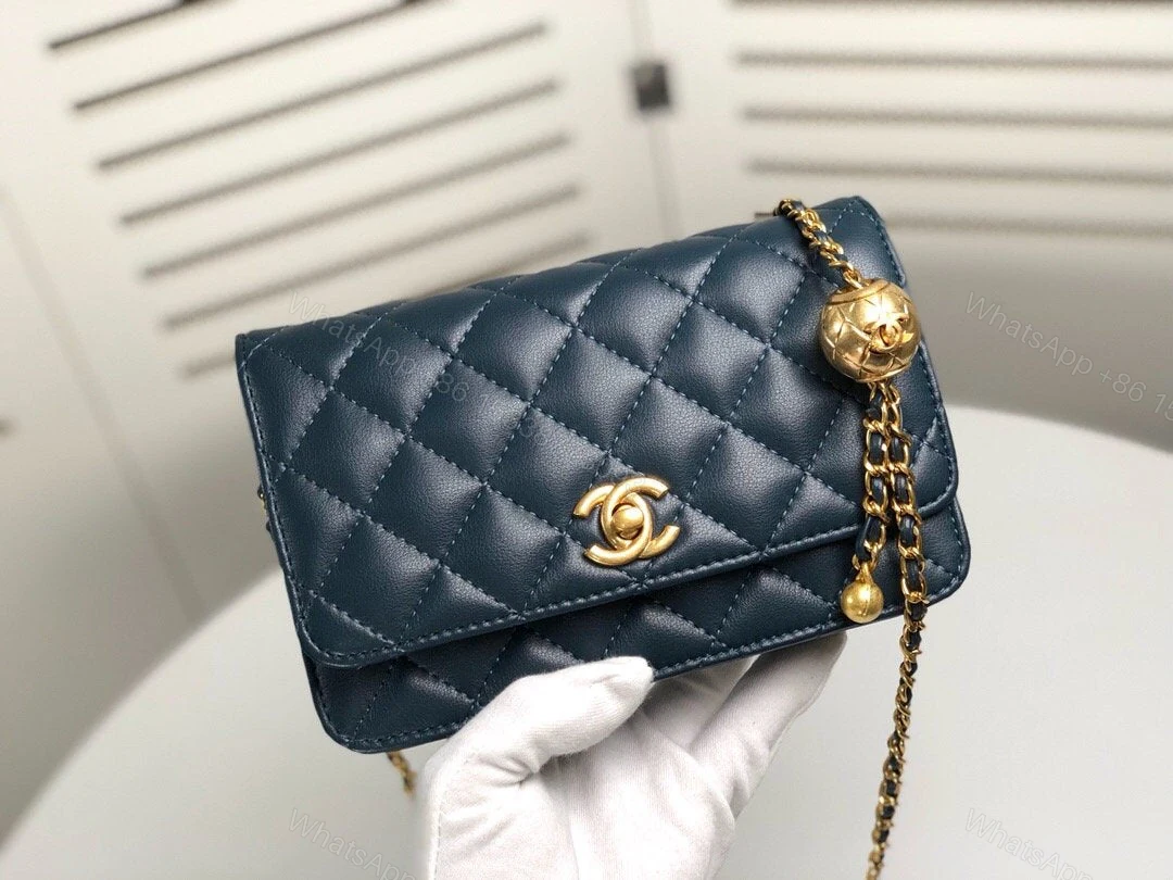 View 5 of Chanel CC Wallet on chain