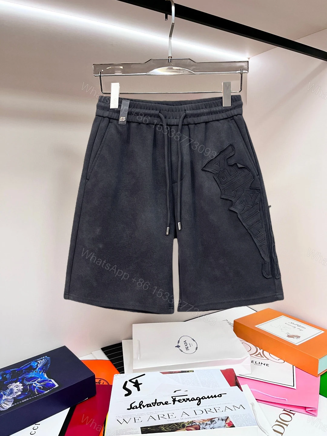 Balenciaga 高仿 男款短褲 立體字母刺繡設計 寬鬆百搭款 — view 1