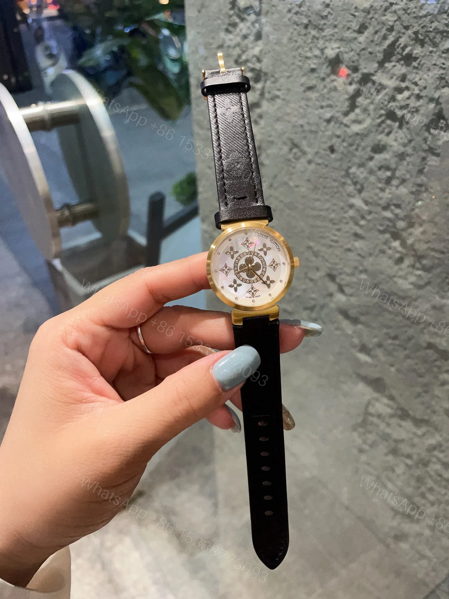 LV 高仿 女款 滿鑽花卉錶盤皮帶手錶 輕奢氣質百搭款 — view 1
