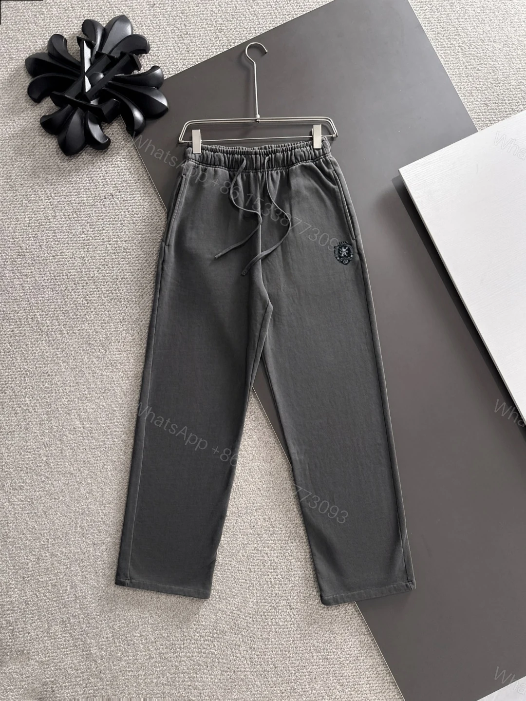 Balenciaga 高仿男裝休閒褲 經典灰色盾章設計 — view 1