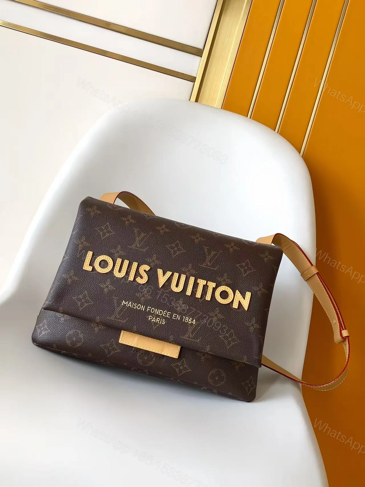 LV高仿 Monogram Louis Vuitton字母翻蓋斜背包 — view 1
