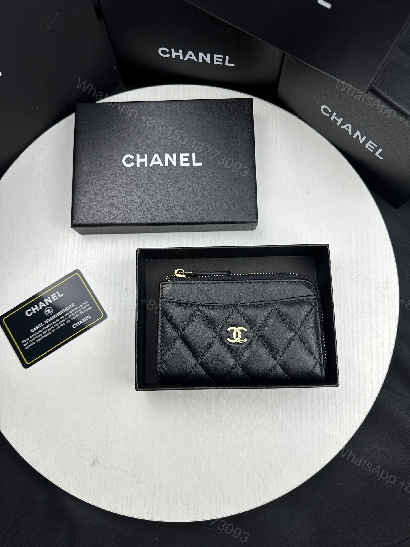 CHANEL A貨黑色卡包 拉鍊款式 金色LOGO設計 經典百搭精品感 — view 1