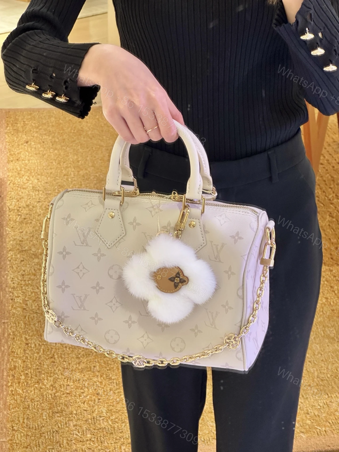 LV 白色小號金扣手提包 高仿刺繡花朵吊飾 女士斜背包款 — view 1