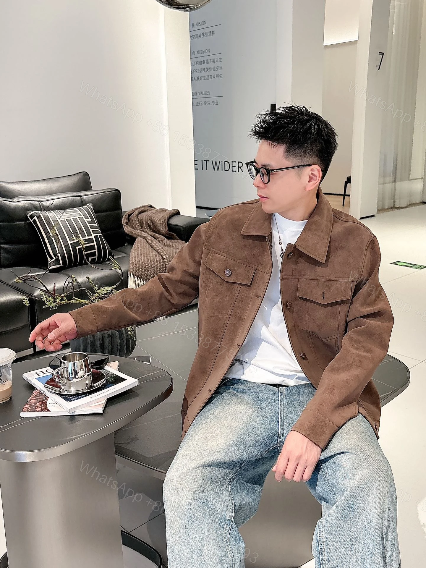 LV 高仿棕色麂皮牛仔外套 男士上身實拍款 — view 1
