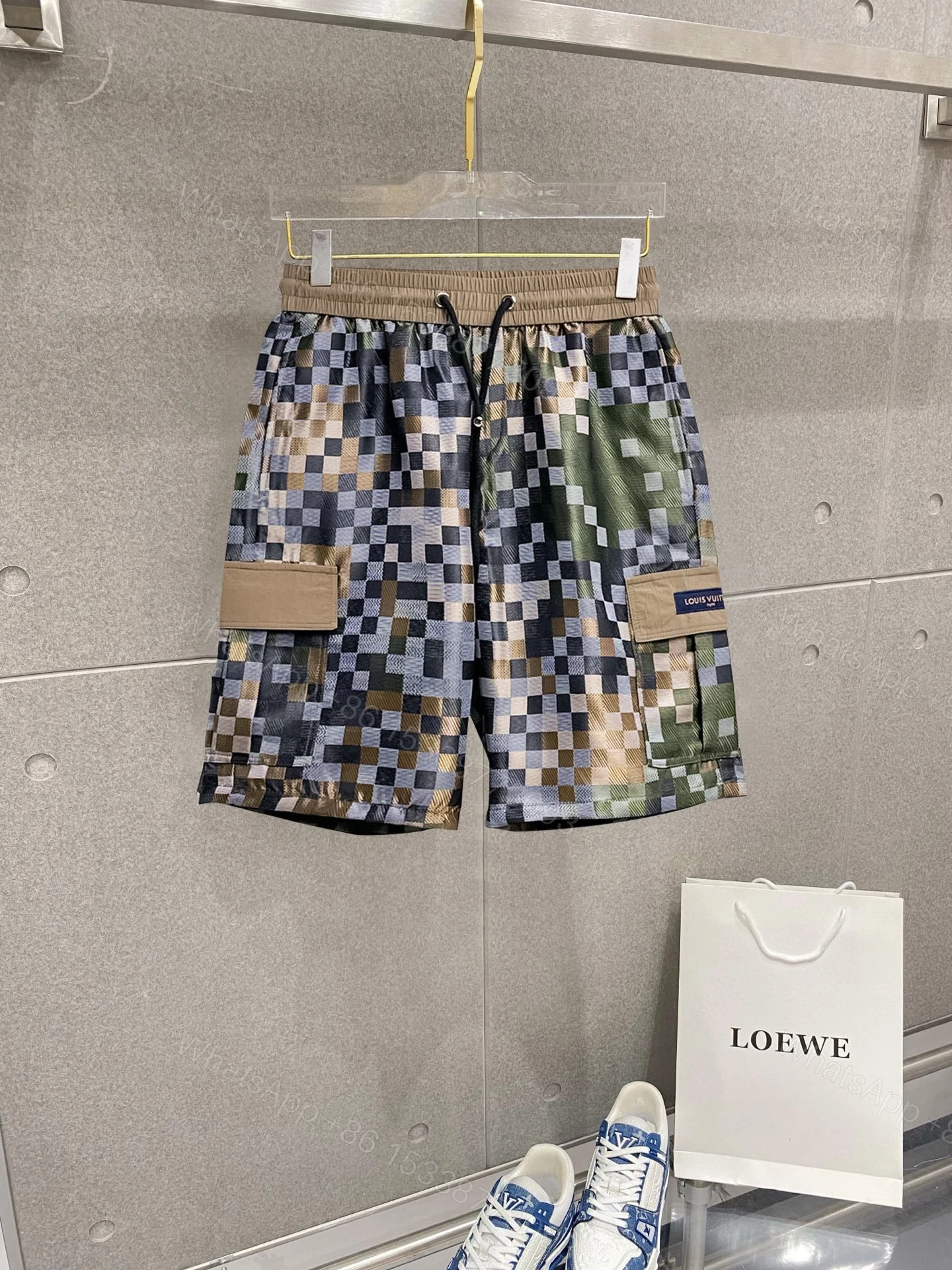LV 高仿迷彩像素拼接短褲 工裝口袋設計 潮流戶外休閒款 — view 1