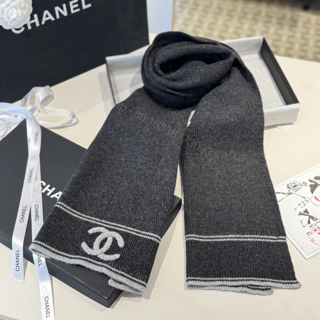 Chanel一比一針織圍巾灰色雙白線條雙C標誌簡約實搭款 — view 1