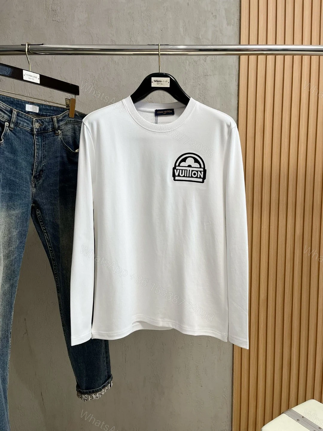LV A貨白色LOGO圖章T恤 圓領長袖簡約刺繡設計款 — view 1