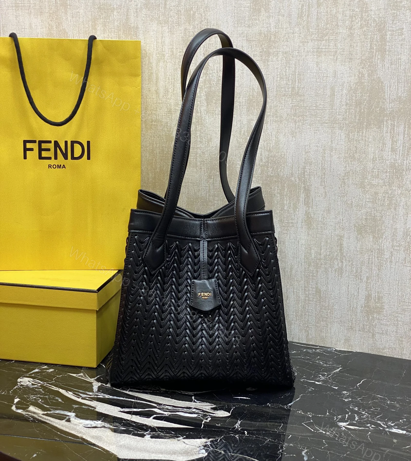 Fendi高仿Origami系列托特包 黑色壓紋皮革大容量款 — view 1