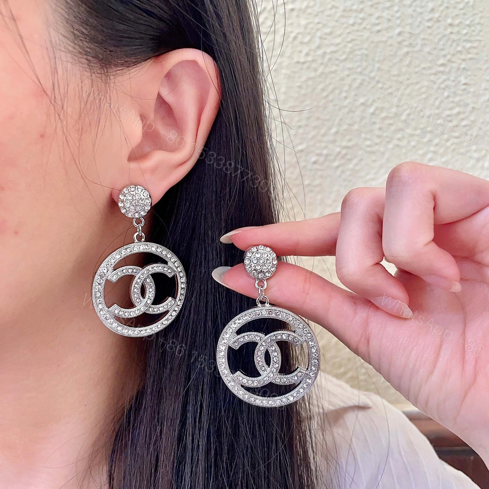CHANEL 高仿銀色水鑽大圓雙C吊墜耳環|高級華麗感耳飾 — view 1