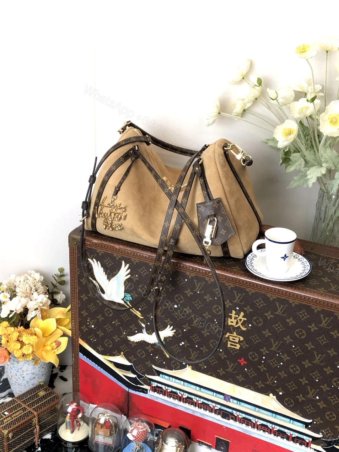 LV 高仿 焦糖麂皮拼接相機包 Monogram肩帶 — view 1