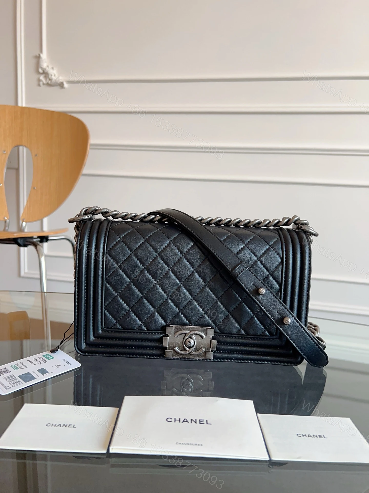 Chanel 一比一女用經典BOY包 黑色菱格皮革 銀鍊斜背包硬挺造型 — view 1