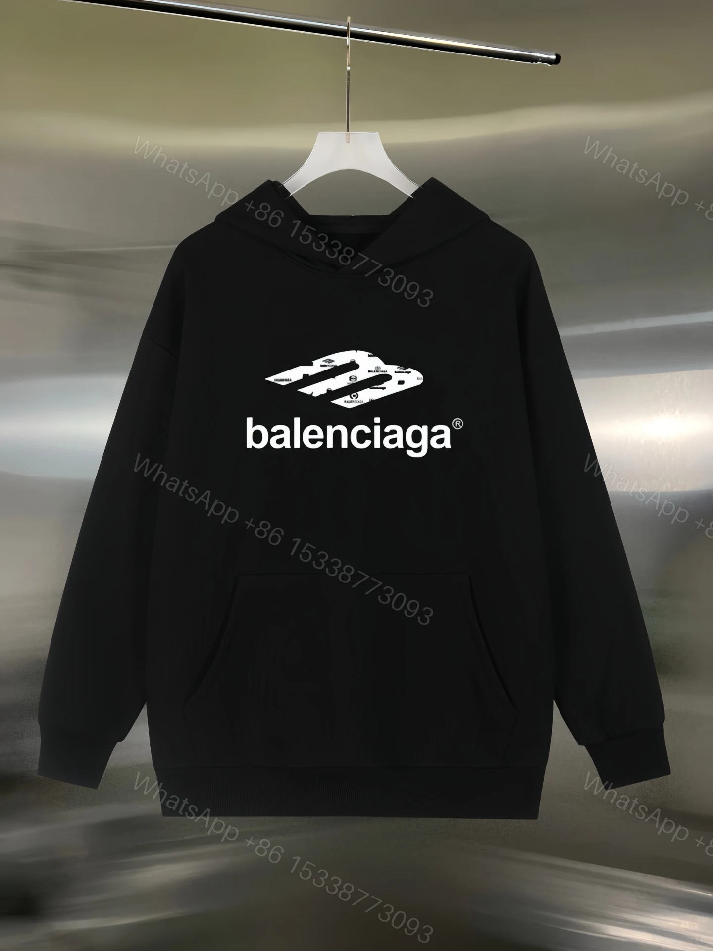 Balenciaga黑底浮雕LOGO高仿連帽衛衣,潮流品牌印花呈現 — view 1