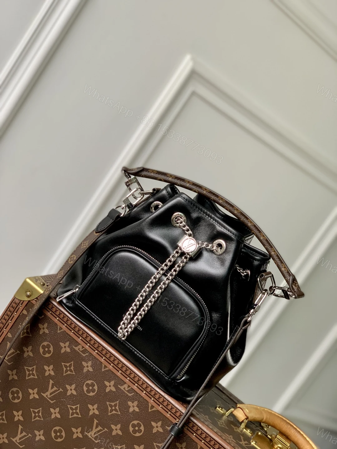 LV 一比一 黑色水桶包 Monogram肩帶鏈條點綴款 — view 1