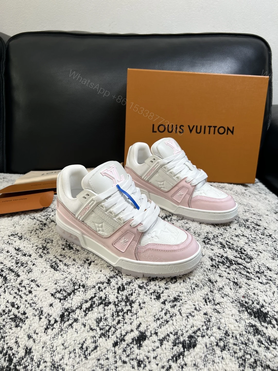 LV 高仿休閒鞋 白粉拼接牛皮低筒板鞋 女款百搭運動鞋 — view 1