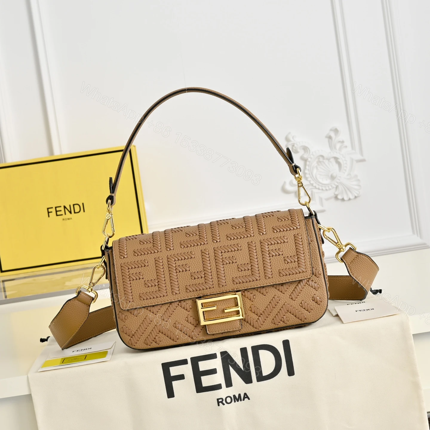 Fendi一比一棕色FF壓紋Baguette法棍包 復古經典單肩包 — view 1