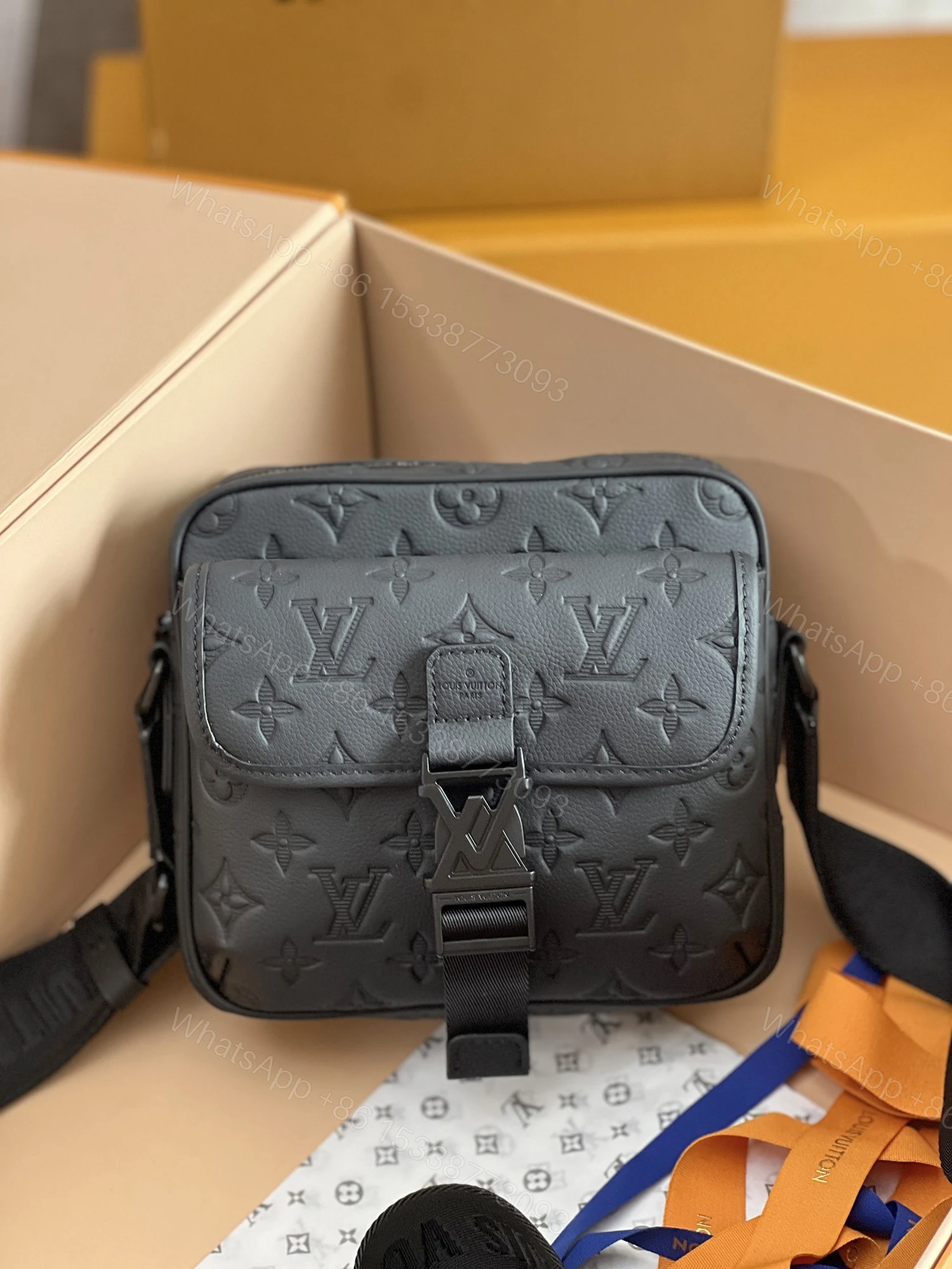 LV 原單Monogram Empreinte全皮黑色郵差包 M12516質感通勤百搭推薦款 — view 1