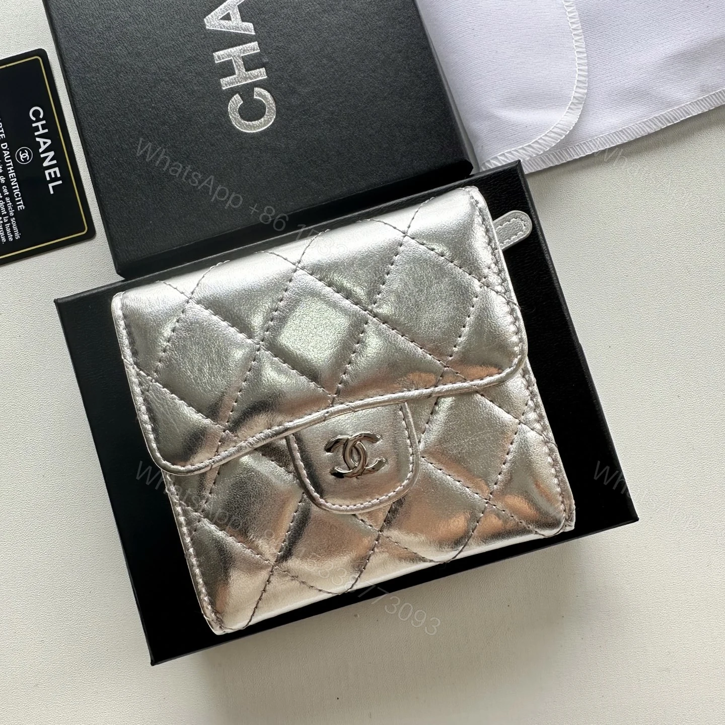 Chanel 高仿短夾 女用銀色光澤款 菱格壓紋時尚限定設計 — view 1