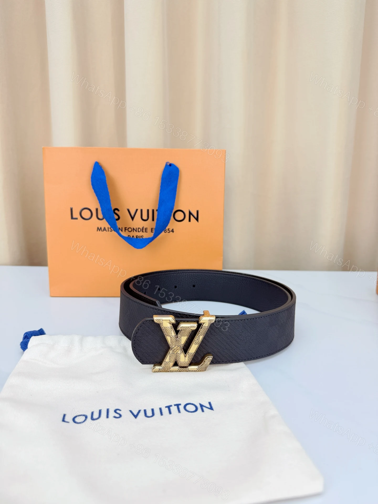 LV A貨男款 Taiga 壓紋金色LV扣頭皮帶 經典紳士款 — view 1