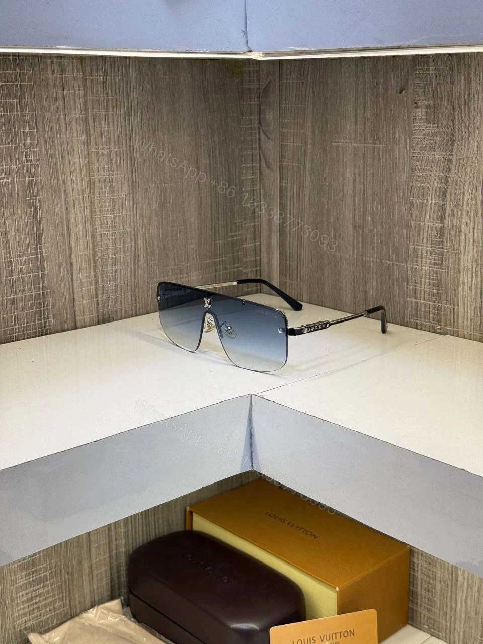 First Copy Louis Vuitton Black Shield Frame Blue Gradient Men’s Sunglasses — view 1