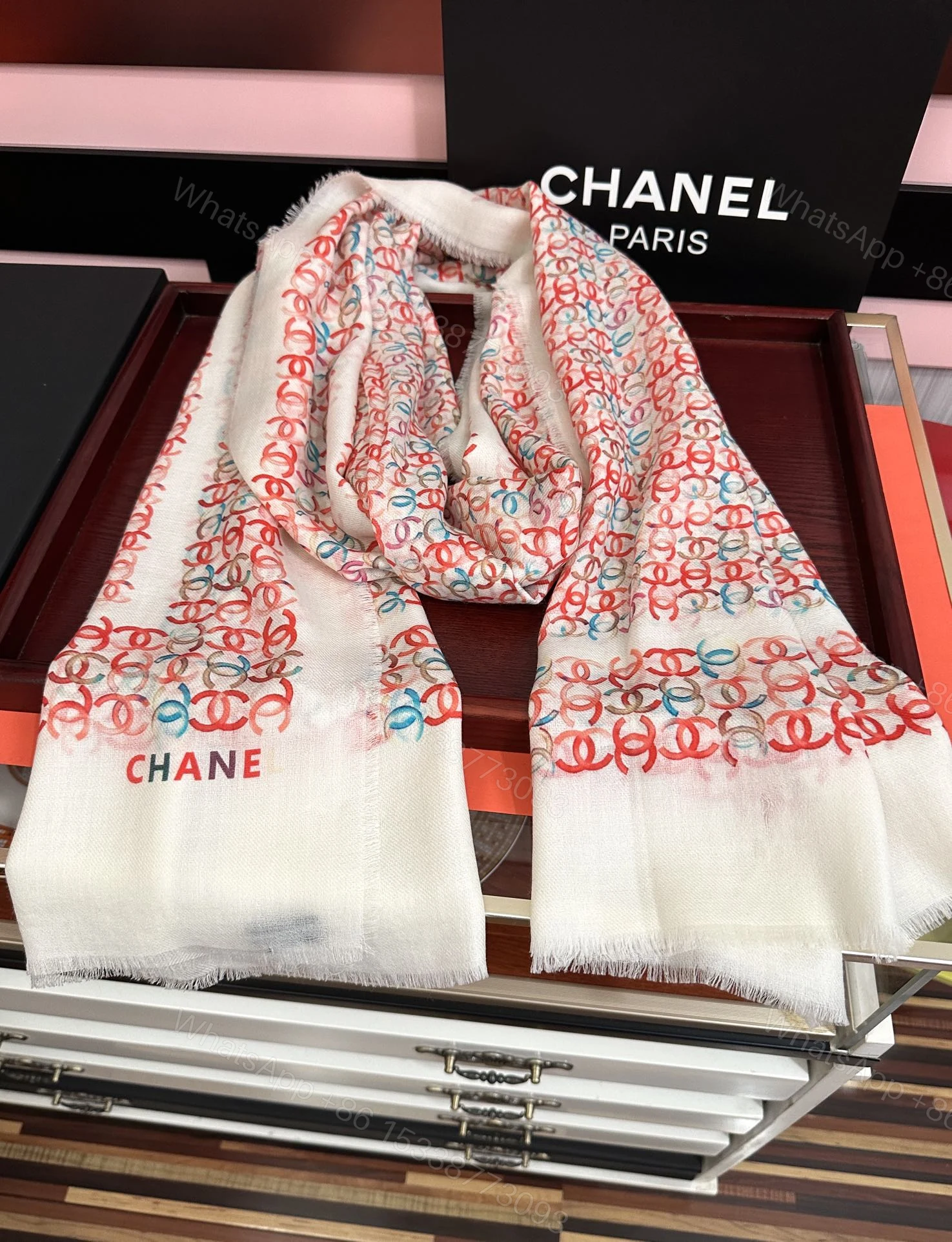 Chanel原單等級圍巾白底紅藍Logo印花輕薄設計款 — view 1