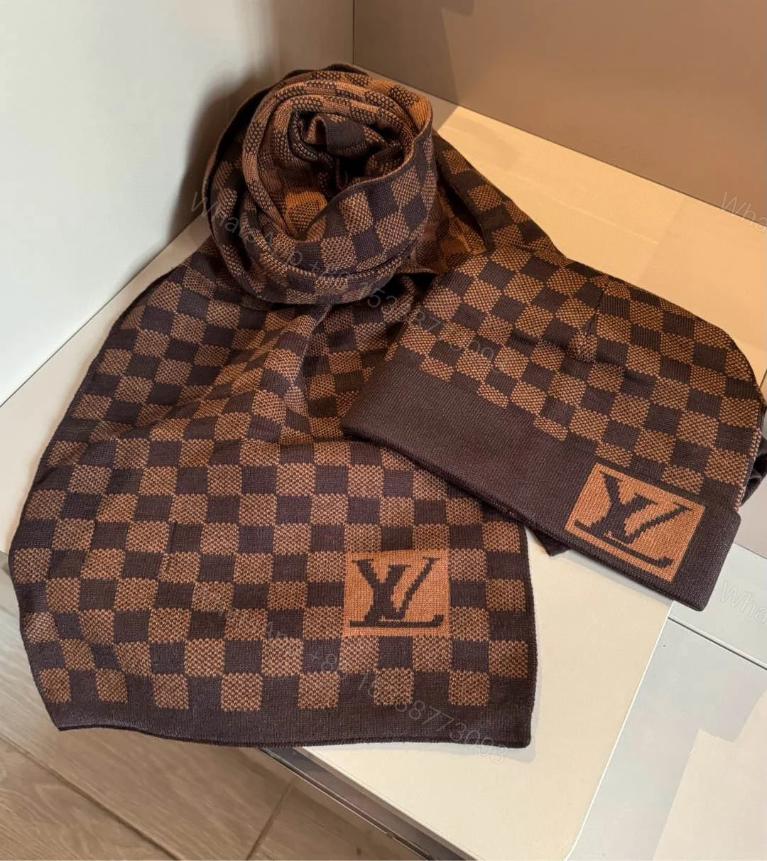 LV A貨深棕棋盤格圍巾 經典格紋設計保暖款 秋冬百搭 — view 1