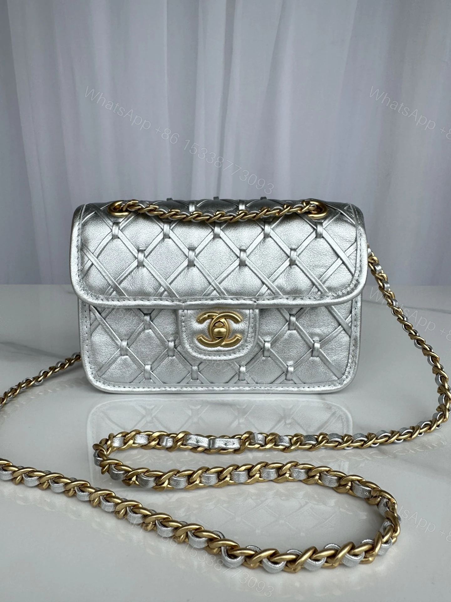 CHANEL 一比一銀色菱格鏈條迷你包 金屬光澤雙C扣 小巧肩背斜挎款 — view 1