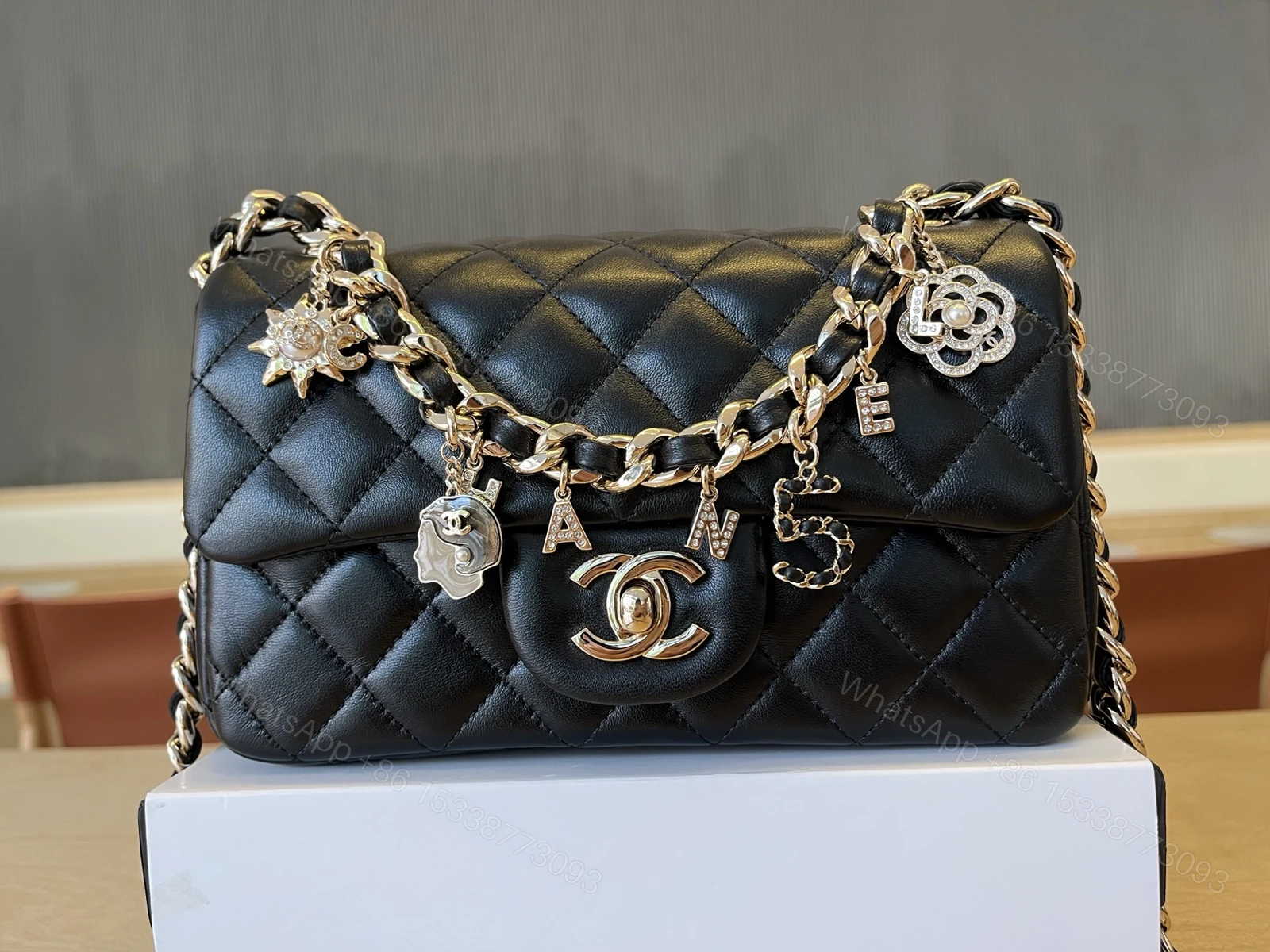 CHANEL一比一黑色菱格紋吊飾鏈條包 女士雙C裝飾精品包 時尚典藏款 — view 1