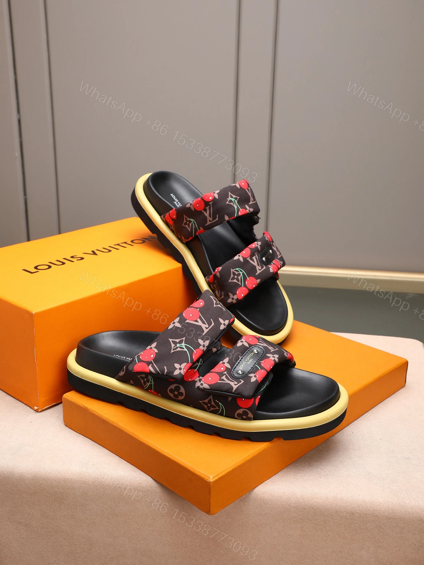 LV 高仿 Monogram 丹寧雙帶魔鬼氈拖鞋 棕色休閒舒適款 — view 1