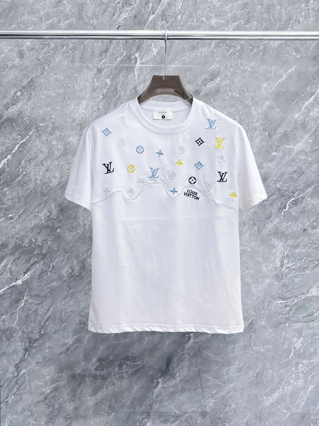 LV 原單滿版彩色刺繡短袖T恤 白色清爽百搭款 — view 1